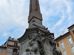 Obelisk na Piazza della Rotonda - Fontanna Panteonu