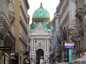 Hofburg widziany z ulicy Kohlmarkt