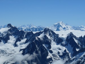 Widok z Aiguille du Midi na Alpy (po prawej Grand Combin i Matterhorn)