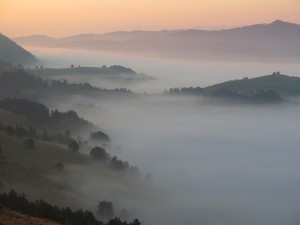 Poranne mgły o wschodzie Słońca na Wysokim Wierchu (jesień)