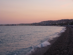 Plaża w Nicei o zachodzie Słońca